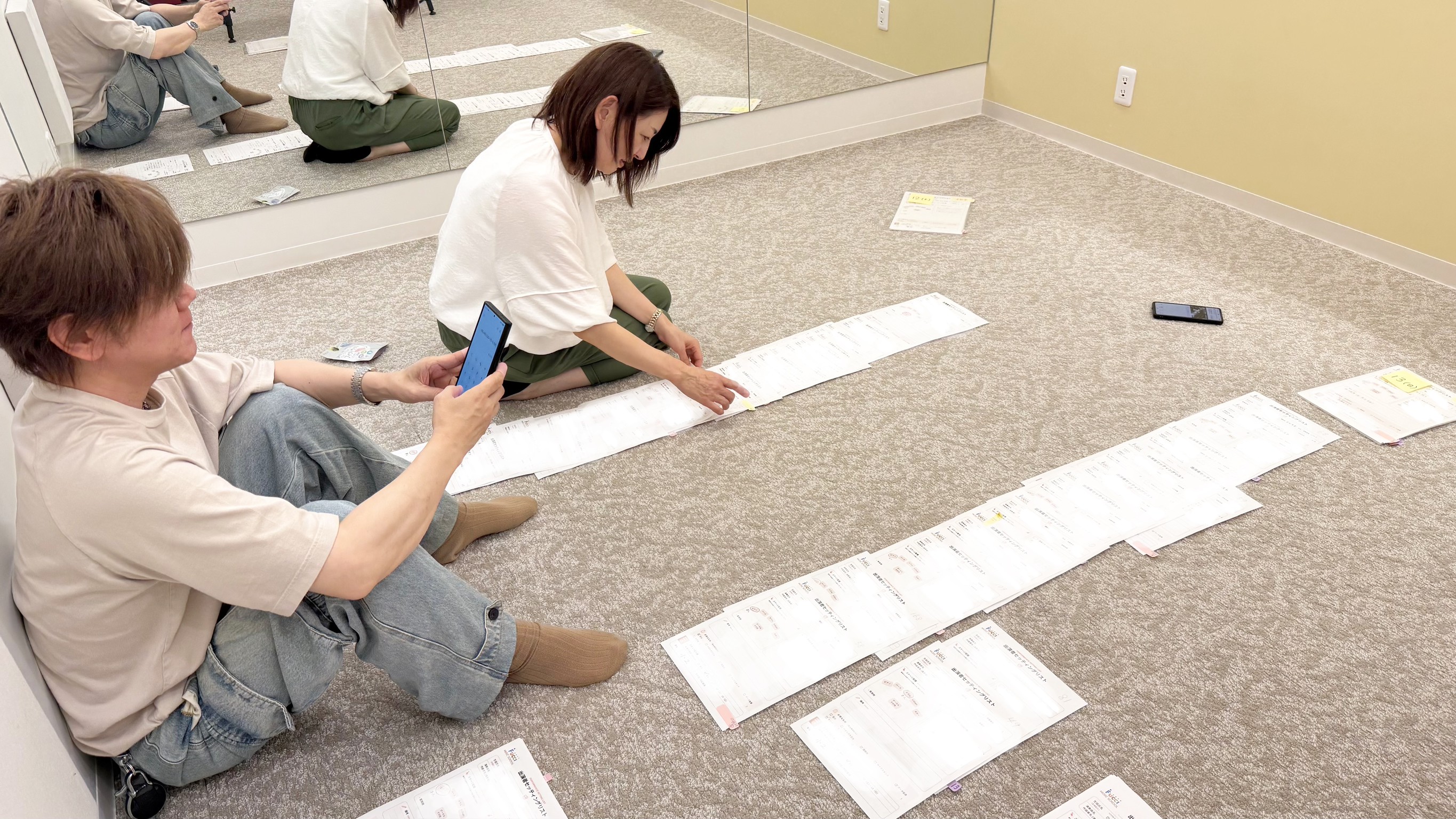 約200枚の出演者セッティングリストを並べて発表会プログラムを調整する運営委員